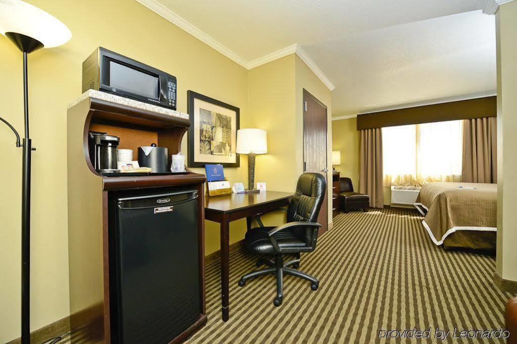 Best Western Plus Olathe Hotel Exterior photo